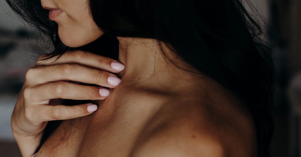 ファンデ不要の美肌を目指す女性の自然な表情