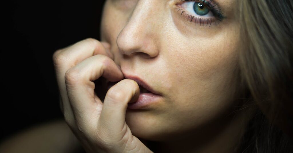 すっぴんに不安を感じる女性の心情を表すイメージ