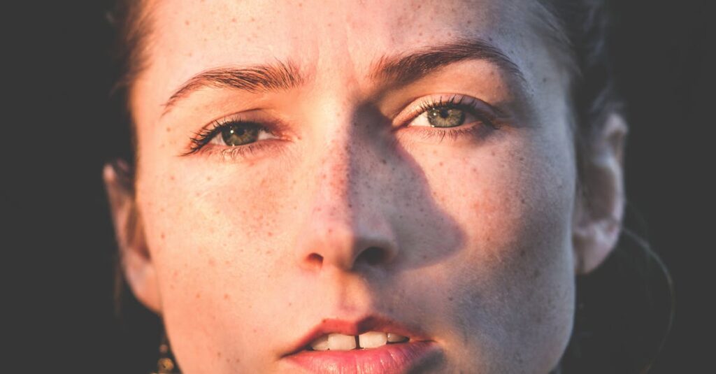 肌のトーンが明るくなった女性の笑顔の横顔