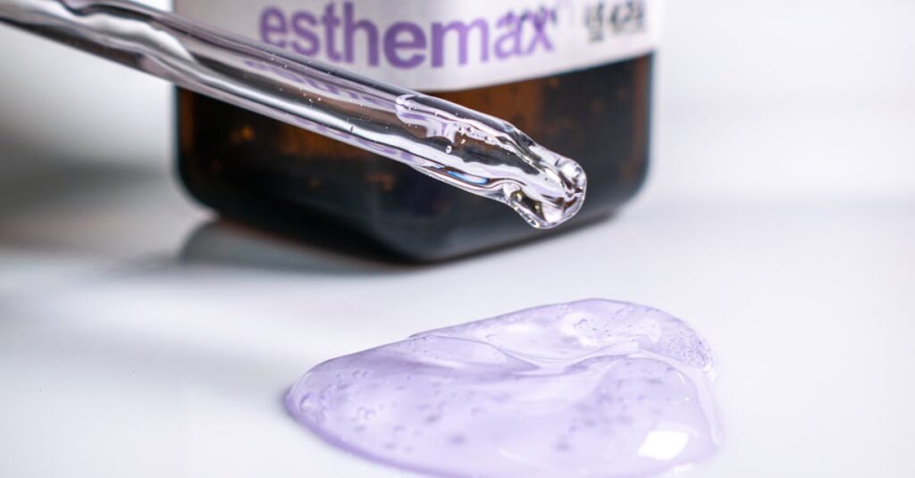 複数のスキンケア製品を比較検討している女性のイメージ