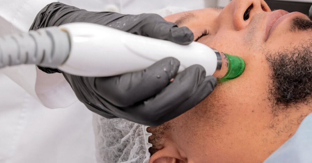 皮膚科医監修の科学的根拠あるスキンケア製品を示すビジュアル