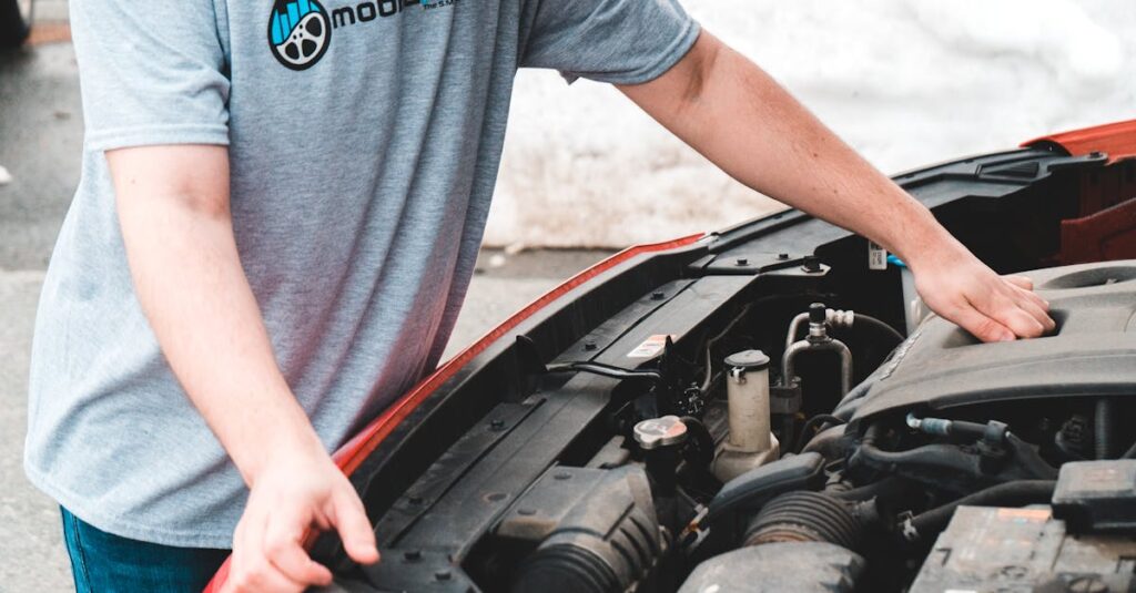 髪のボリュームや頭皮のベタつきに悩む男性の様子