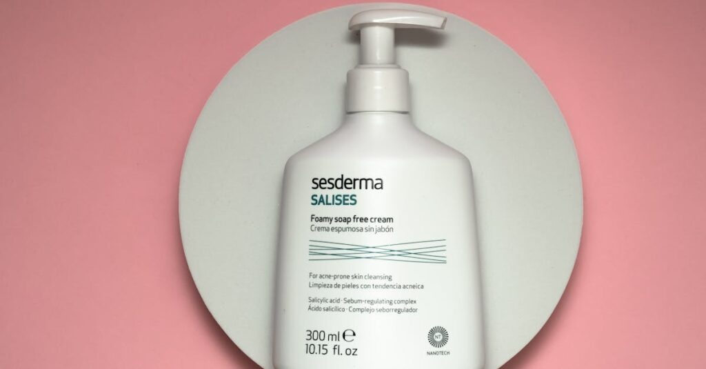 サリチル酸を使ったニキビケア成分のイメージ。角質ケアや毛穴洗浄の作用が視覚的に表現されている