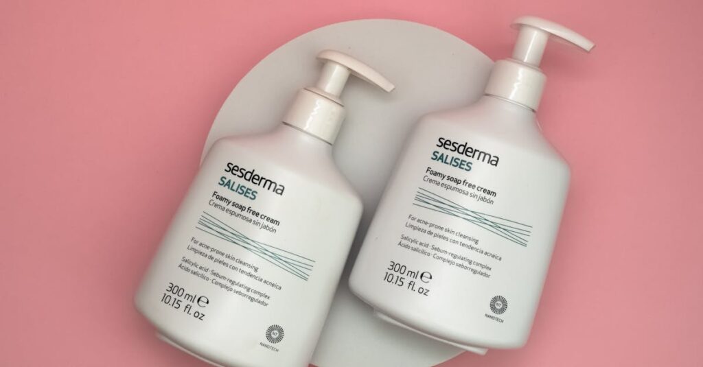 プロアクティブの3ステップスキンケアセットの写真。洗顔料・化粧水・美容液の構成が視覚的に示されている