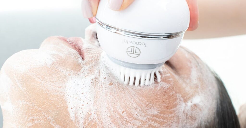 スキン スムージング クレンザーの使用シーン。泡でやさしく洗い流す様子がわかるイメージ画像