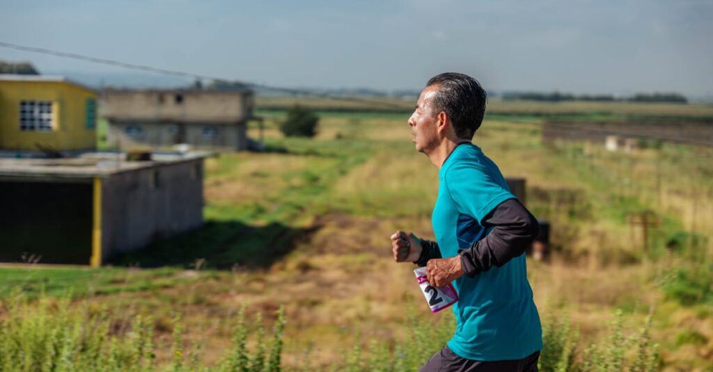 トレーニングを継続した人と途中でやめた人の違いを示すグラフ風のイメージ