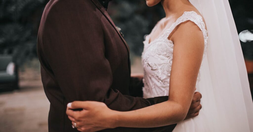 仕事帰りにダンスレッスンへ向かう女性。夜でも安心して通える時間帯のクラス