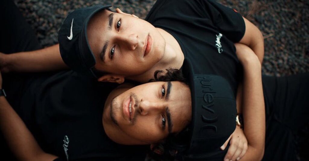 シトラス系の香りでリラックスする男性