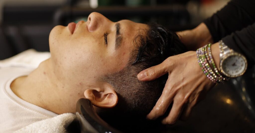 頭皮ケアによって髪が立ち上がりやすくなる男性のイメージ