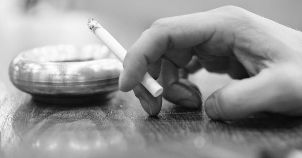 ストレスと生活習慣が男性の肌に与える影響を示す図