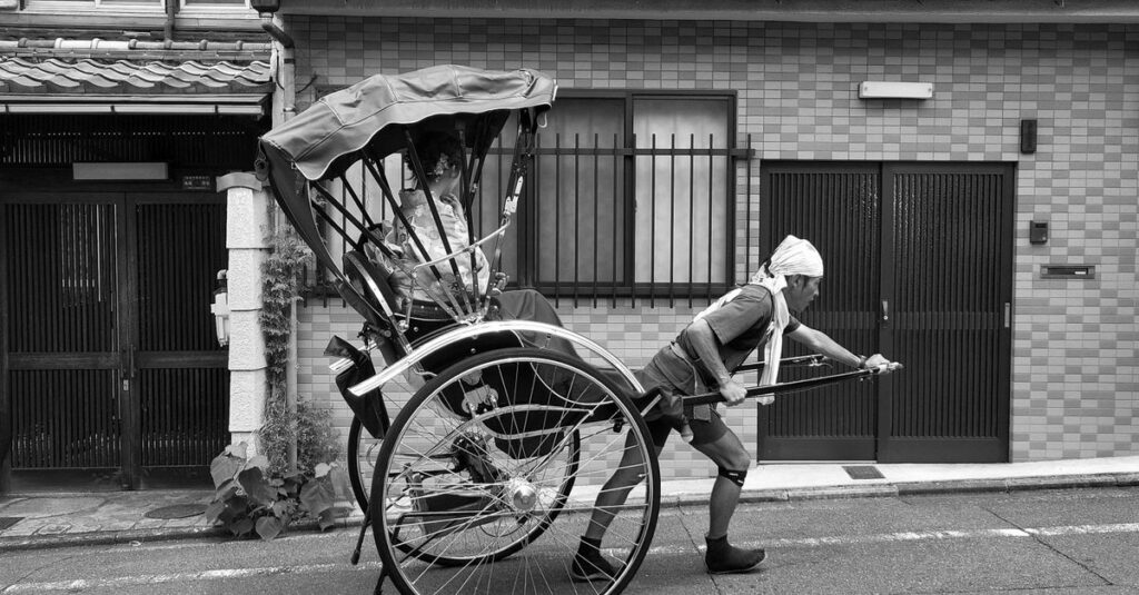 30代40代女性がマルコの体験に行くべき理由を示す、年齢による体型変化に悩む女性の姿