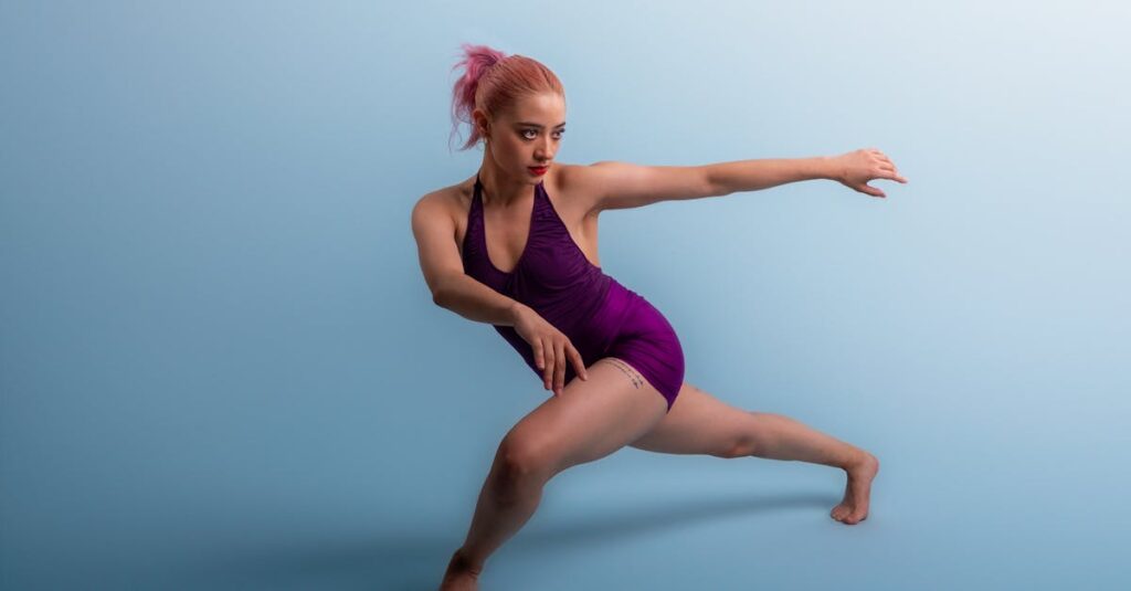 ダンスレッスンを見学している初心者の女性。雰囲気を確かめて安心して入会できる