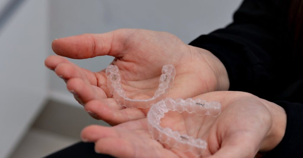 ワイヤー矯正と透明マウスピース矯正の料金比較