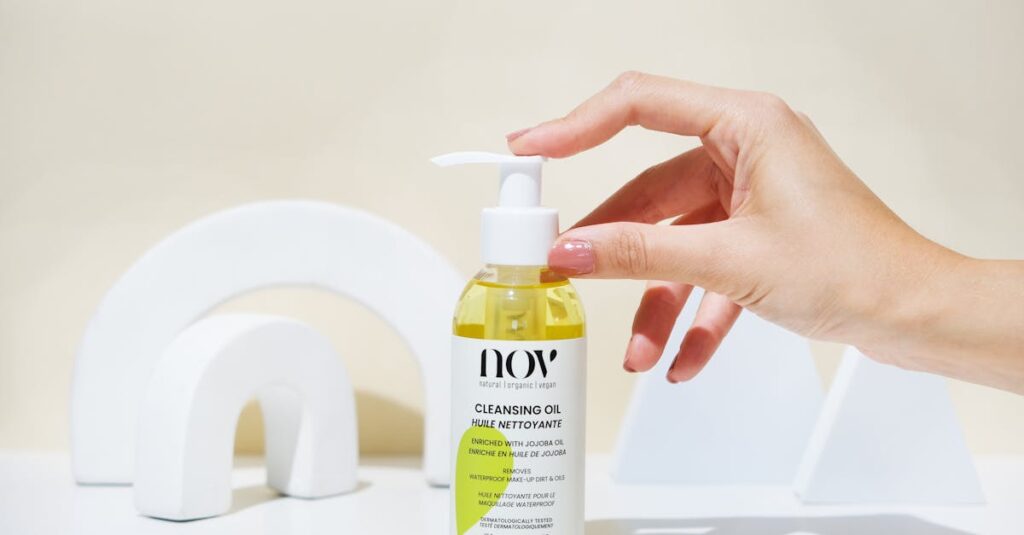 洗練されたパッケージのクレンジングオイルのボトル