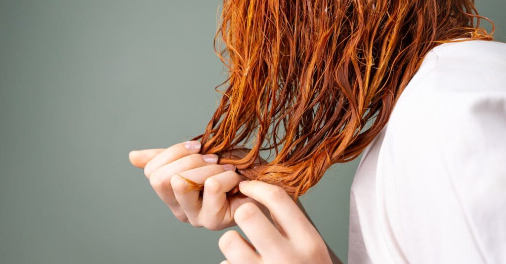 夜のシャンプーで翌朝の髪型が決まる男性のヘアケア習慣