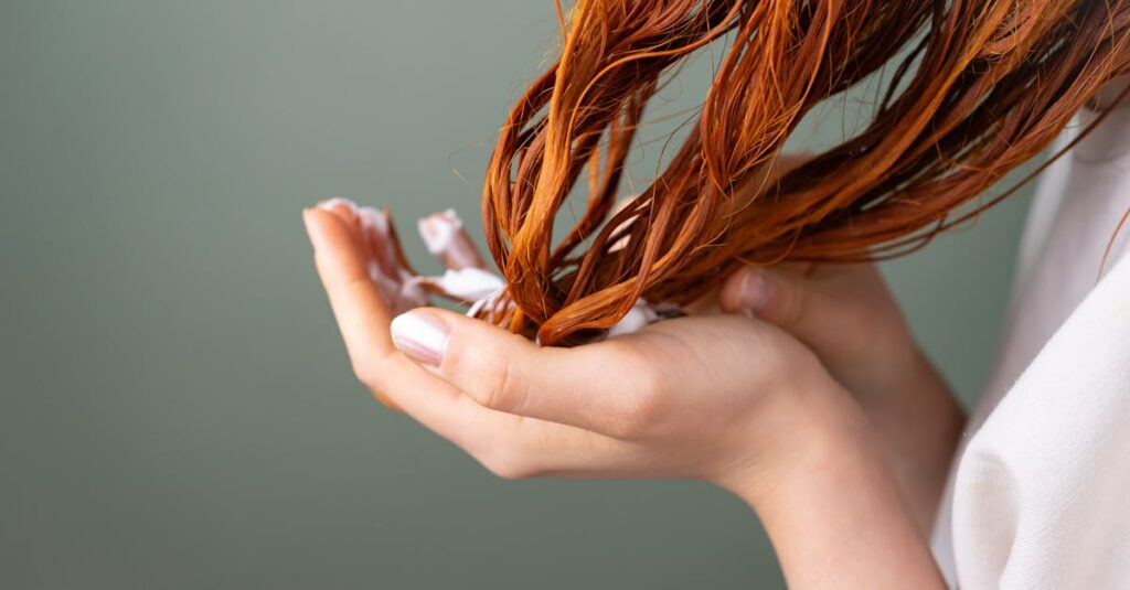 カラートリートメント使用後の頭皮や髪の状態を確認している様子