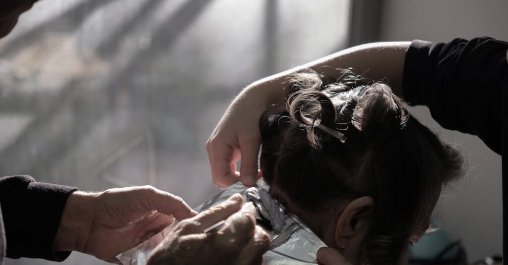 自宅でマイナチュレカラートリートメントを使用する様子