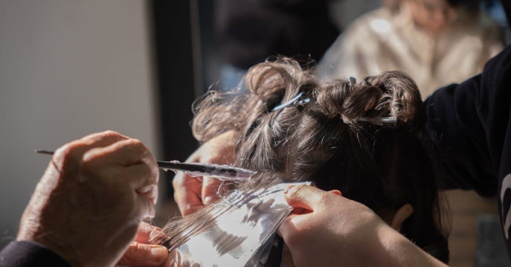 市販のカラートリートメント製品を比較している様子のイメージ