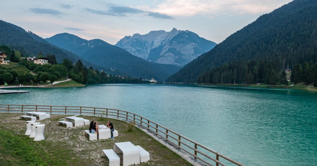 仕事や育児で忙しい現代人が手軽に美と健康を保つために水を飲む様子