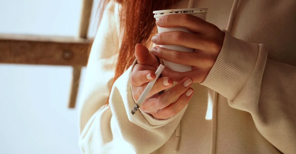 アスタリフトのコラーゲンドリンクを効果的に飲むためにタイミングや継続のコツを実践する女性。