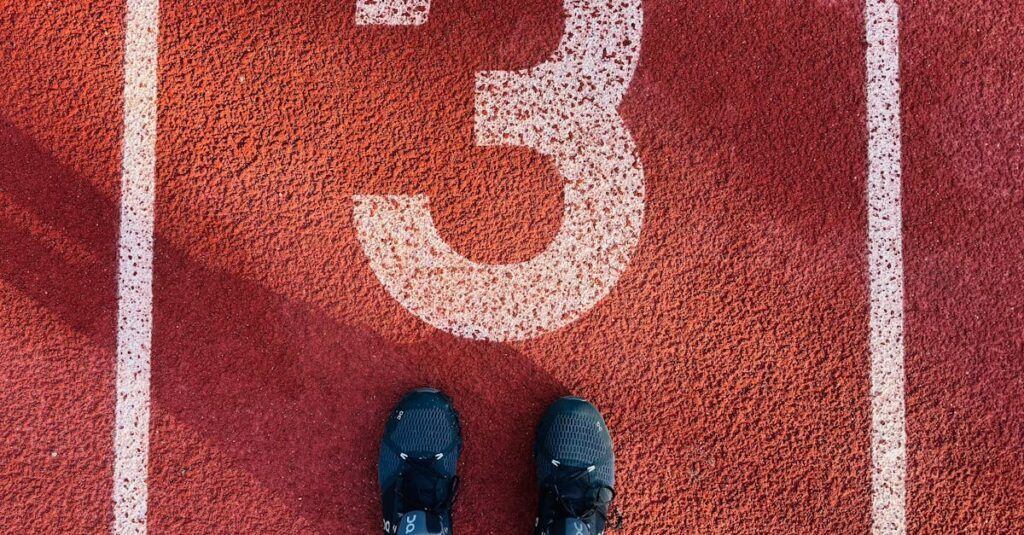 健康的な生活をスタートする人が笑顔で歩き出すイメージ