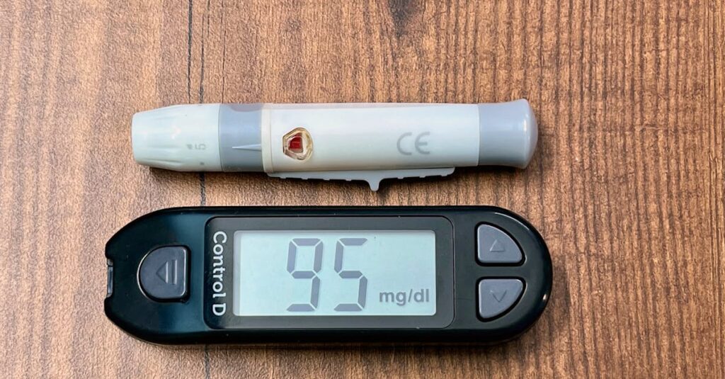 スカルプD メディカルミノキ5 プレミアムの製品概要イメージ、男女が薄毛ケアをする様子