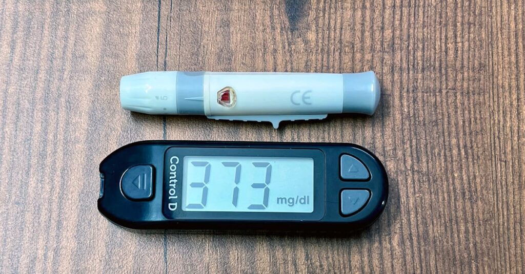 スカルプD メディカルミノキ5 プレミアムの製品概要イメージ、男女が薄毛ケアをする様子