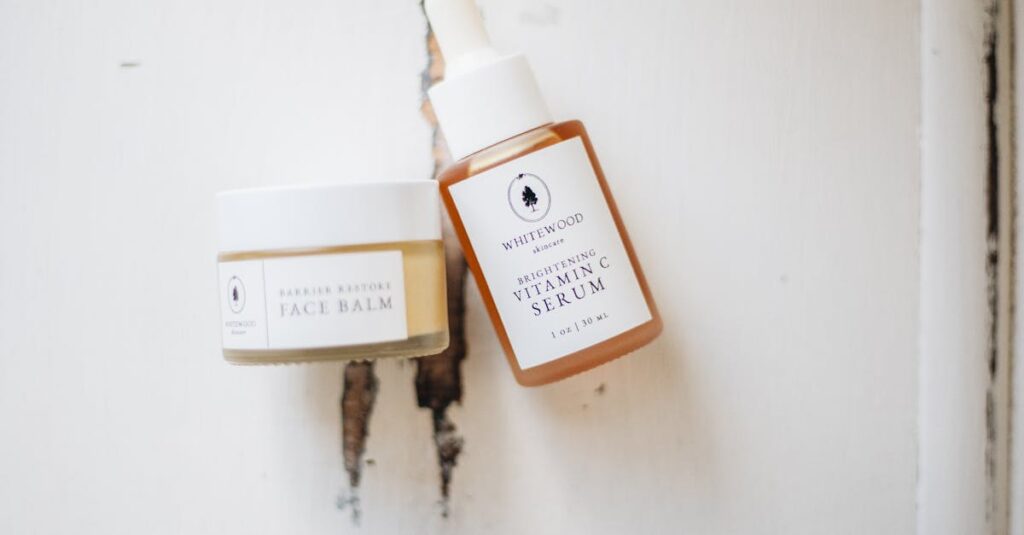 スキンケア初心者が気をつけるべきポイントをメモする女性。注意点やコツが書かれたノートを見ている様子