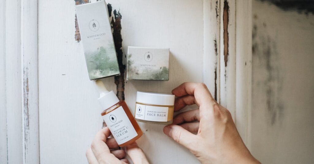 新しいスキンケアを試す際の注意点をまとめたビジュアル。パッチテストやミニサイズ使用の提案が含まれている