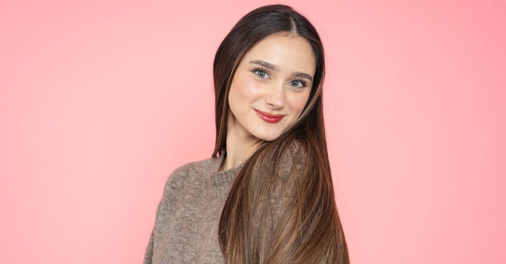 肌のトーンが明るくなり透明感を実感している女性のイメージ