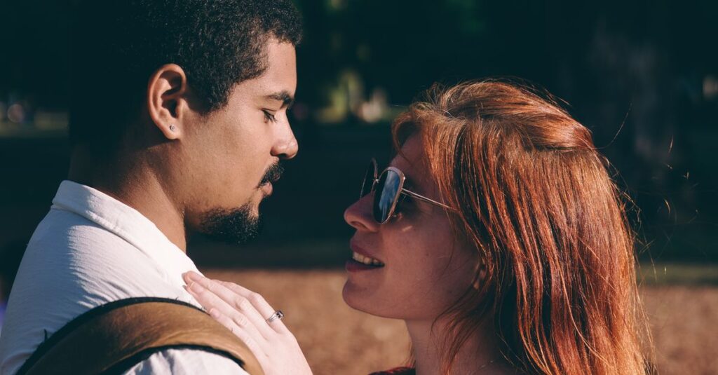 婚活プロフィールで人柄を伝える工夫をする様子を描いたイメージ