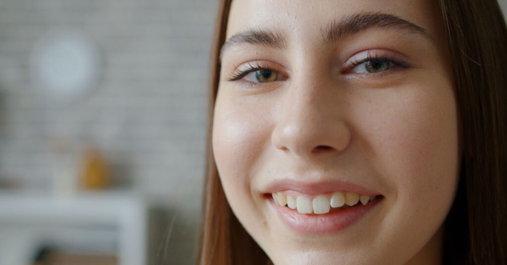 きれいな肌に自信を持つ女性の姿。明るい笑顔と前向きな雰囲気がニキビ改善後のイメージとして描かれている