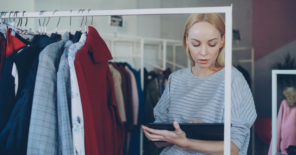 マイナチュレを使用して髪の色を確認する女性の様子