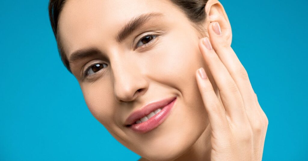 アスタリフトのコラーゲンドリンクを1ヶ月継続して肌にハリとツヤが出た女性のイメージ。