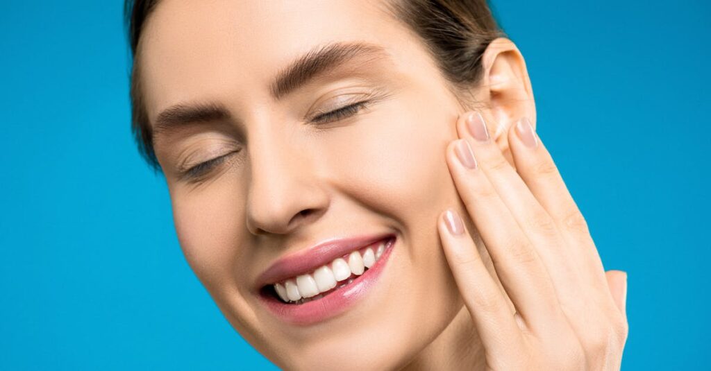 アンプルールのトライアルキットを使って肌の変化を感じて嬉しそうな女性のイメージ