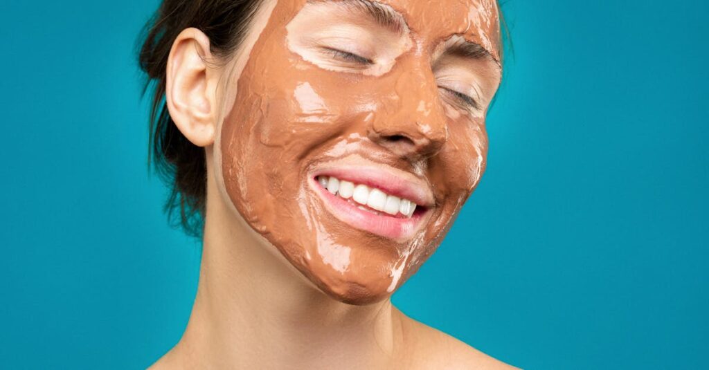 きれいな肌に自信を持つ女性の姿。明るい笑顔と前向きな雰囲気がニキビ改善後のイメージとして描かれている