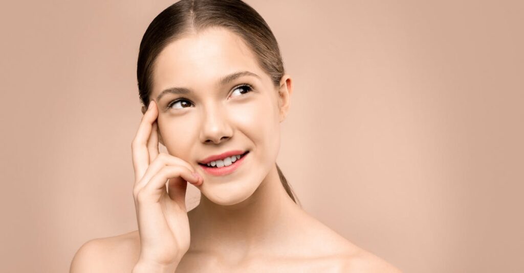 きれいな肌に自信を持つ女性の姿。明るい笑顔と前向きな雰囲気がニキビ改善後のイメージとして描かれている