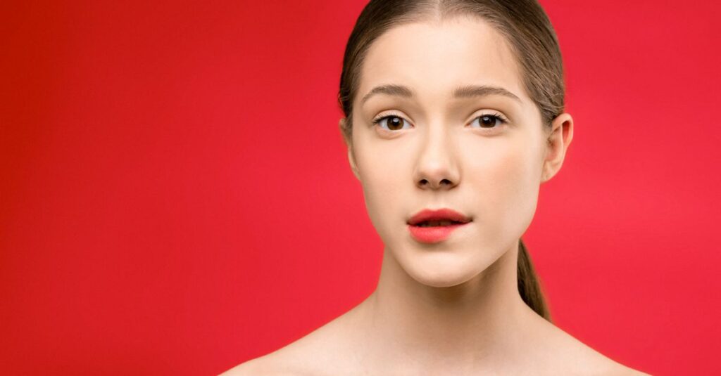 ファンデ不要の美肌を目指す女性の自然な表情