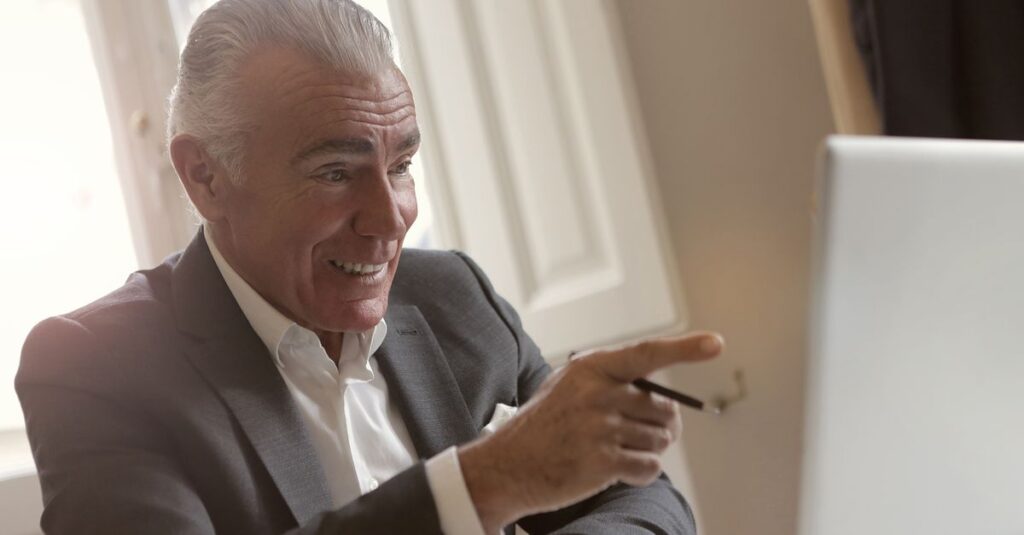 婚活中の不安や悩みをオンラインでカウンセラーに相談して解決する場面のイメージ