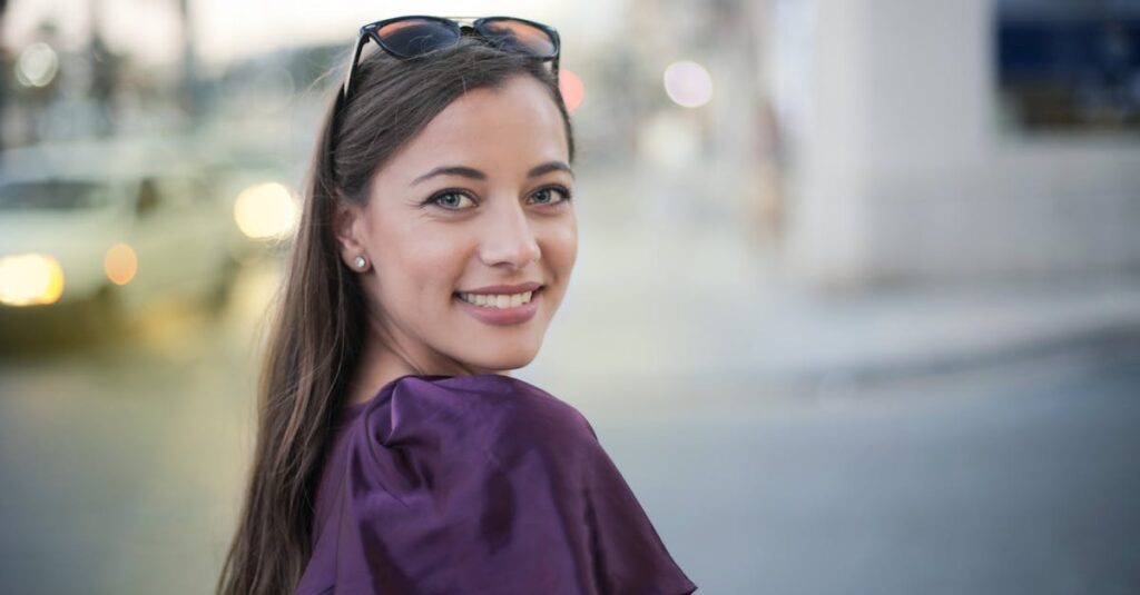 自然で美しいバストを手に入れて自信を持つ女性のイメージ