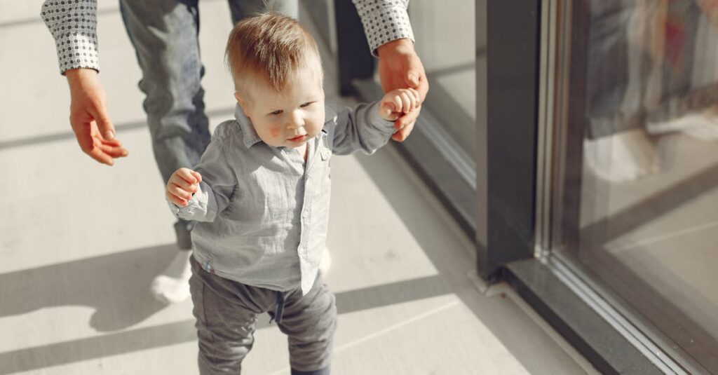 プロアクティブの使用順序を図解。洗顔→化粧水→美容液の流れが矢印で視覚的に示されている