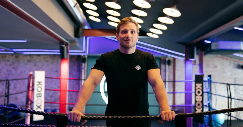 各ジムの雰囲気やトレーナーの接客態度を比較するシーン