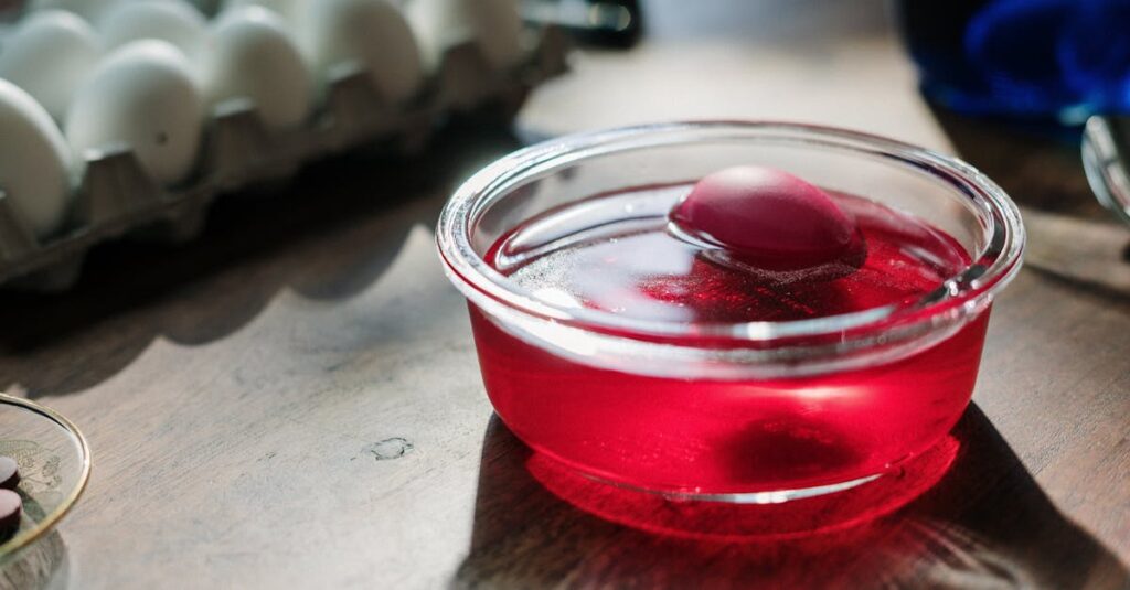 カラートリートメントの前に髪を準備している様子