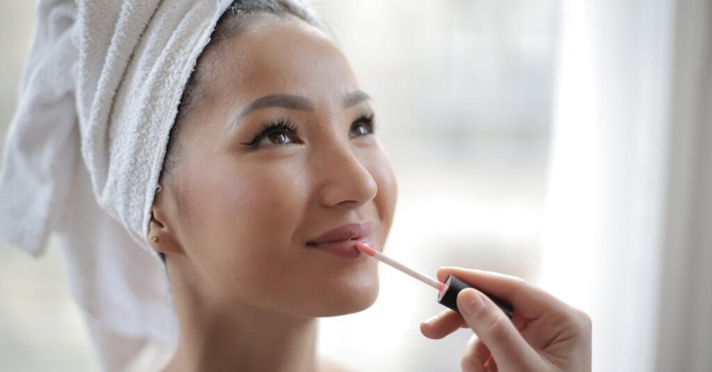 スキンケア製品の香りを楽しんでいる女性のイメージ