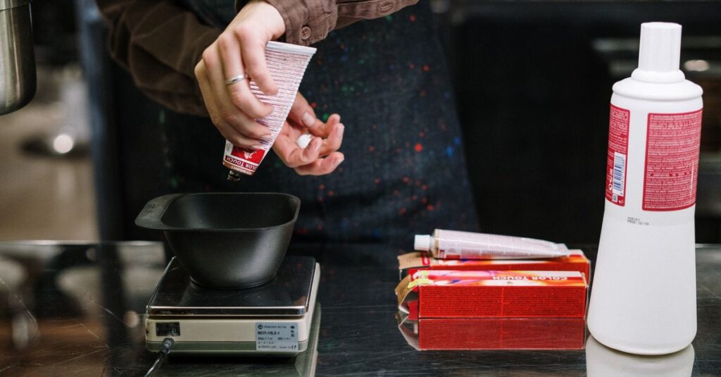 カラートリートメントの前に髪を準備している様子
