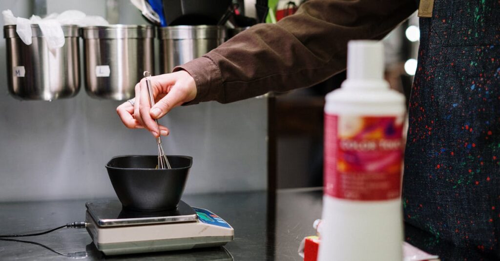 市販のカラートリートメント製品を比較している様子のイメージ