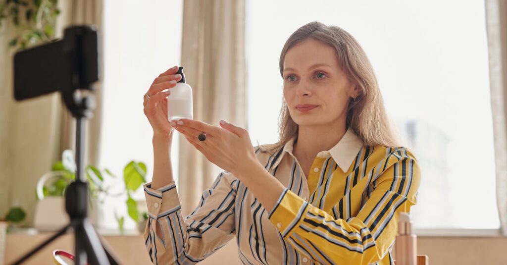 SNSやレビューサイトに投稿されたBELLUMOREの口コミを参照する男性の様子