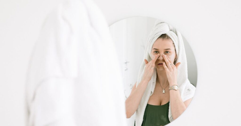 鏡を見ながらシミやくすみを気にしている30代女性のイメージ