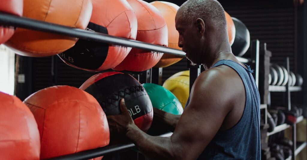 自分に合ったジムを選ぶためのポイントをチェックする女性