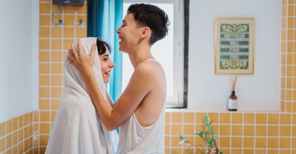 ドライヤー前にしっかりとタオルドライする男性の様子